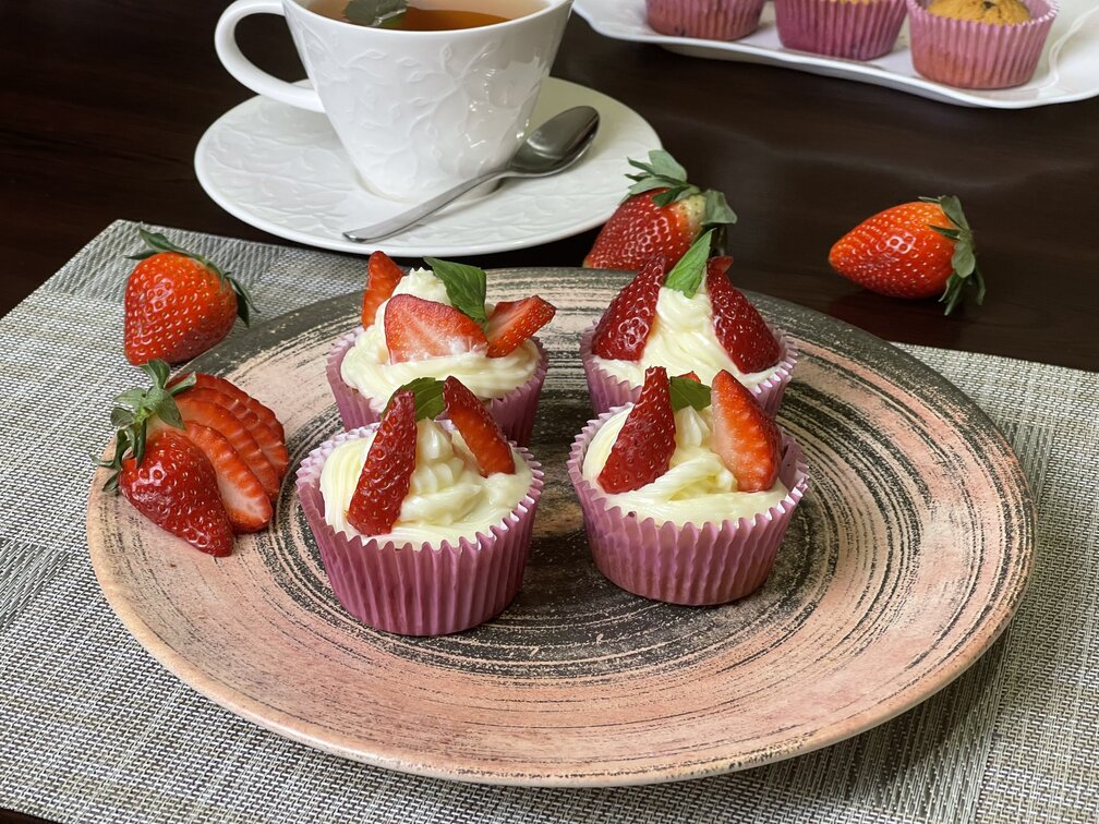 strawberry chocolate chip cupcakes