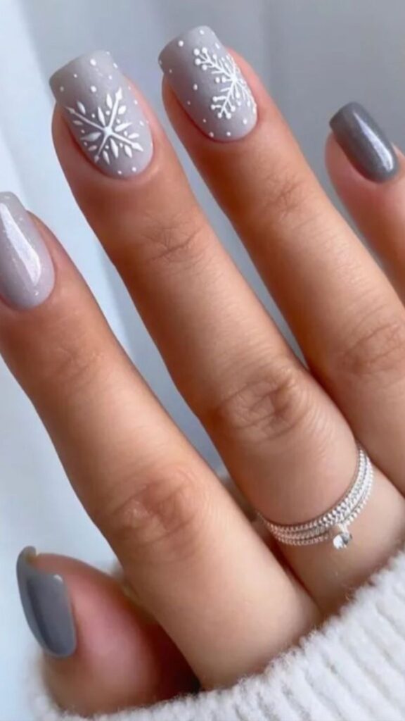 35+ Christmas Nail Ideas